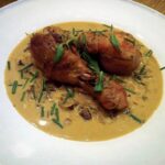 Alzacki kurczak duszony w białym winie z dodatkiem estragonu i grzybów w delikatnym sosie.