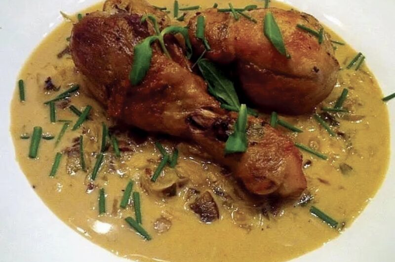 Alzacki kurczak duszony w białym winie z dodatkiem estragonu i grzybów w delikatnym sosie.