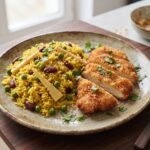 Kurczak w pięciu smakach to pierś kurczaka rozbita na kotlet, posypana przyprawą chińskie pięć smaków, a następnie panierowana w jajku i panko i smażona na patelni.