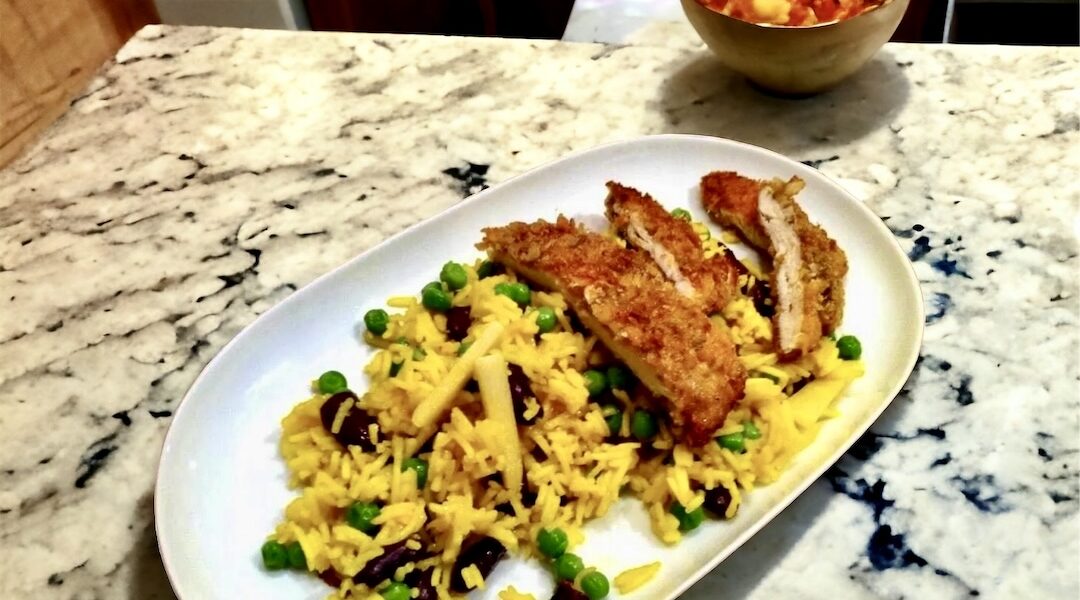 Kurczak w pięciu smakach to pierś kurczaka rozbita na kotlet, posypana przyprawą chińskie pięć smaków, a następnie panierowana w jajku i panko i smażona na patelni.