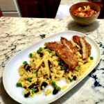 Kurczak w pięciu smakach to pierś kurczaka rozbita na kotlet, posypana przyprawą chińskie pięć smaków, a następnie panierowana w jajku i panko i smażona na patelni.