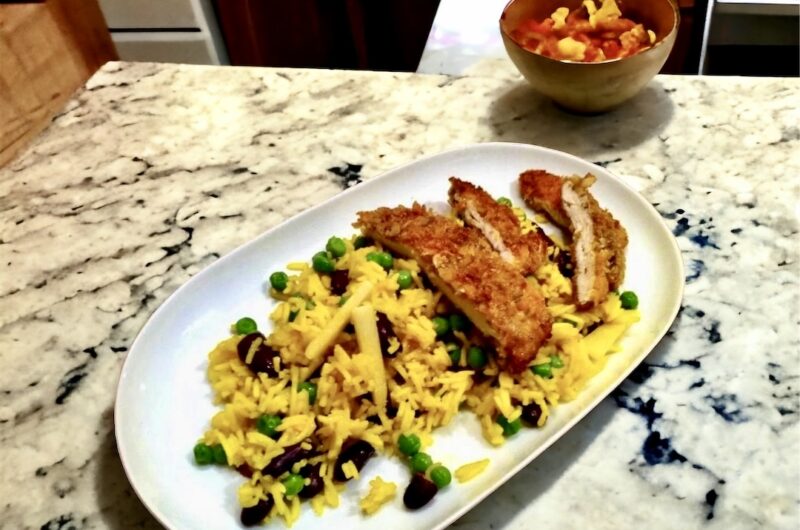 Kurczak w pięciu smakach to pierś kurczaka rozbita na kotlet, posypana przyprawą chińskie pięć smaków, a następnie panierowana w jajku i panko i smażona na patelni.