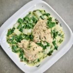 Kurczak w postaci udek duszony z dymką, koperkiem, sałatą pekińską i szpinakiem podany w sosie cytrynowym.