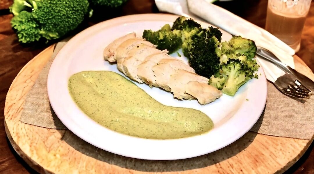 Kurczak w kawałkach z piersi gotowany w bulionie z imbirem, a następnie krojone w plastry i podany w sosie imbirowym z czosnkiem, tahiną i kolendrą.