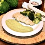 Kurczak w kawałkach z piersi gotowany w bulionie z imbirem, a następnie krojone w plastry i podany w sosie imbirowym z czosnkiem, tahiną i kolendrą.