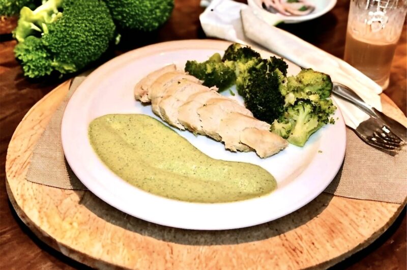 Kurczak w kawałkach z piersi gotowany w bulionie z imbirem, a następnie krojone w plastry i podany w sosie imbirowym z czosnkiem, tahiną i kolendrą.