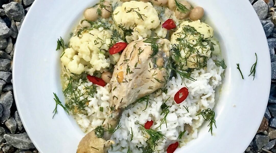 Kurczak z kością duszony z marchewką i dymką oraz z dodatkiem białej fasolki i kalafiora w sosie koperkowym doprawionym słodką śmietanką.