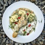 Kurczak z kością duszony z marchewką i dymką oraz z dodatkiem białej fasolki i kalafiora w sosie koperkowym doprawionym słodką śmietanką.