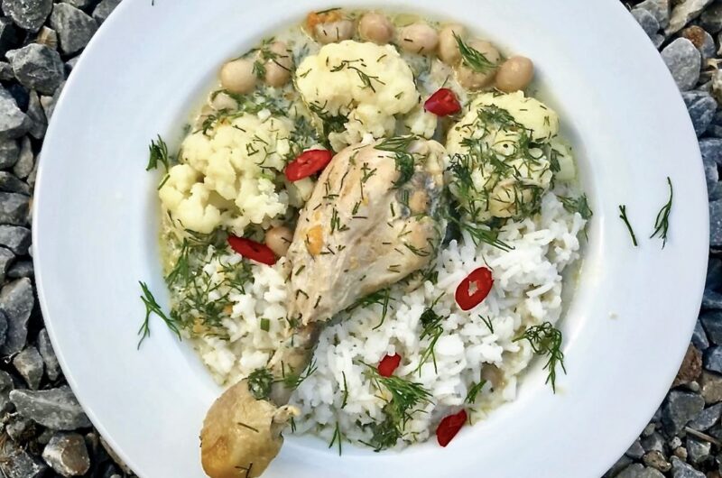 Kurczak z kością duszony z marchewką i dymką oraz z dodatkiem białej fasolki i kalafiora w sosie koperkowym doprawionym słodką śmietanką.