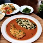 Kurczak udka duszone w sosie mocno paprykowym na koniec doprawiony kwaśną śmietaną.