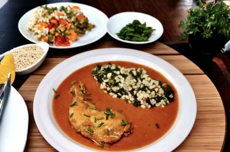 Kurczak udka duszone w sosie mocno paprykowym na koniec doprawiony kwaśną śmietaną.