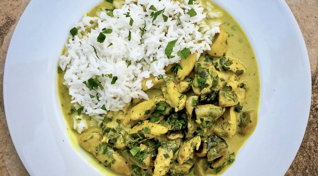 Kurczak krojony filet smażony i duszony z pieczarkami doprawiony mieloną kurkumą podany w sosie śmietanowym.