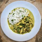 Kurczak krojony filet smażony i duszony z pieczarkami doprawiony mieloną kurkumą podany w sosie śmietanowym.