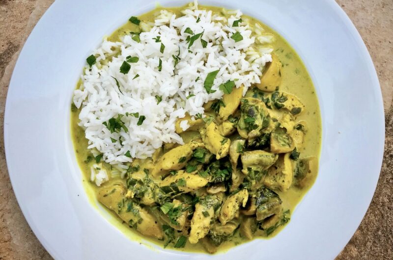 Kurczak krojony filet smażony i duszony z pieczarkami doprawiony mieloną kurkumą podany w sosie śmietanowym.