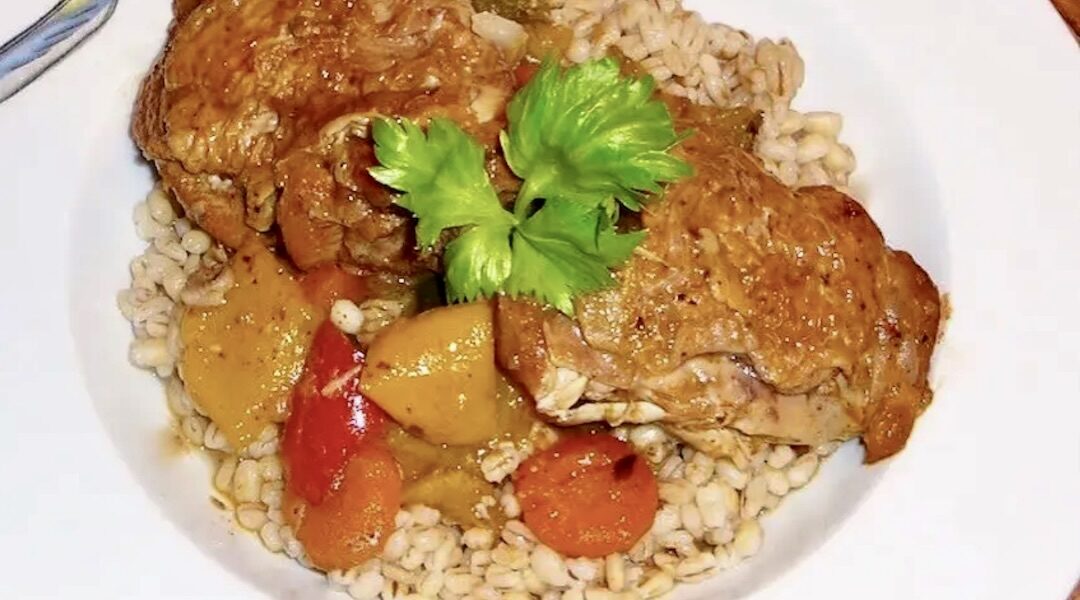 Kurczak w postaci udek najpierw duszony w warzywach, a na koniec doprawiony kwaśną śmietaną.