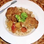 Kurczak w postaci udek najpierw duszony w warzywach, a na koniec doprawiony kwaśną śmietaną.