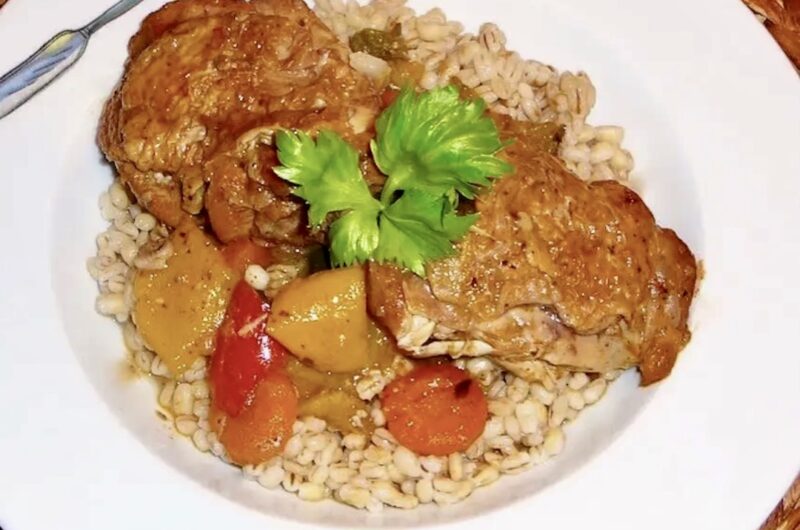 Kurczak w postaci udek najpierw duszony w warzywach, a na koniec doprawiony kwaśną śmietaną.