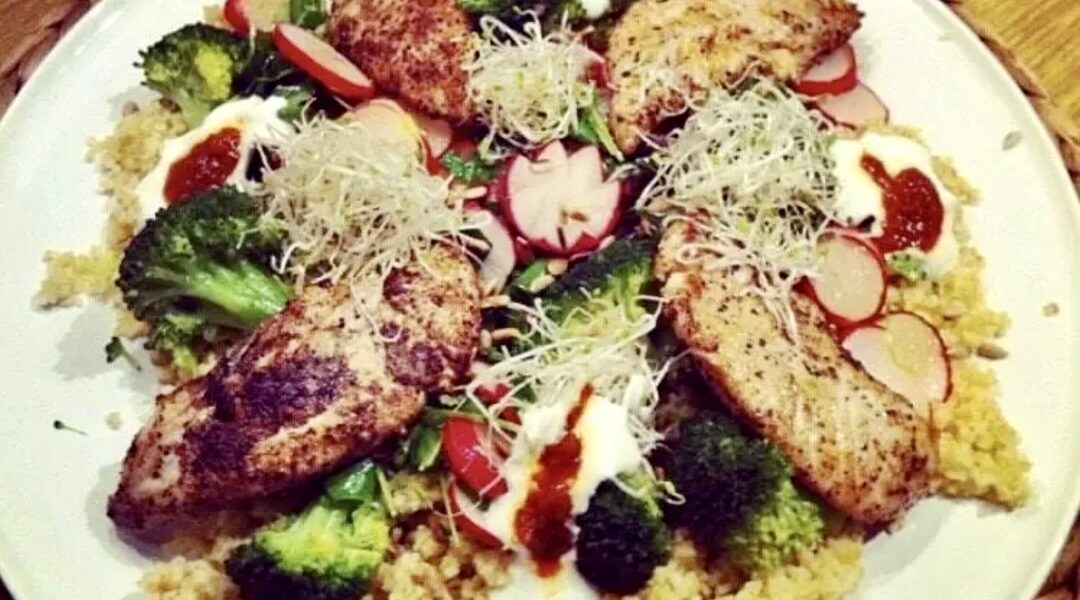 Kurczak z postaci polędwiczek przyprawiony i krótko smażony, a następnie podany z gotowanymi brokułami i bulgurem z ziołami.