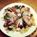 Kurczak z postaci polędwiczek przyprawiony i krótko smażony, a następnie podany z gotowanymi brokułami i bulgurem z ziołami.