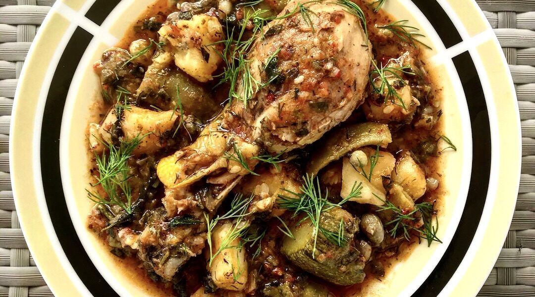 Kurczak w kawałkach smażony, a następnie duszony z fasolą, ziemniakami i cukinią razem z pomidorami.