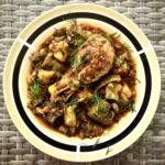 Kurczak w kawałkach smażony, a następnie duszony z fasolą, ziemniakami i cukinią razem z pomidorami.