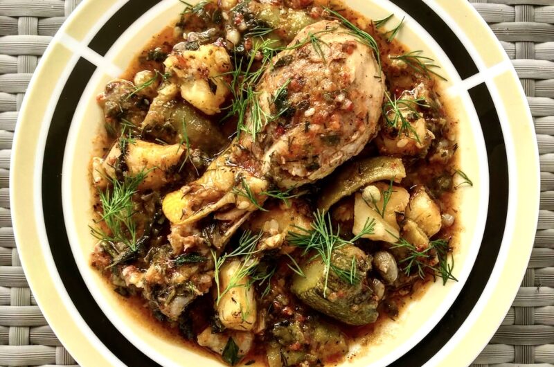 Kurczak w kawałkach smażony, a następnie duszony z fasolą, ziemniakami i cukinią razem z pomidorami.