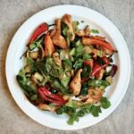 Kurczak pokrojony na małe kawałki smażony w woku z kolorową papryką, mangoldem i grzybami shimeji.