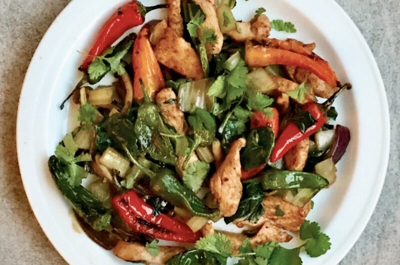 Kurczak pokrojony na małe kawałki smażony w woku z kolorową papryką, mangoldem i grzybami shimeji.