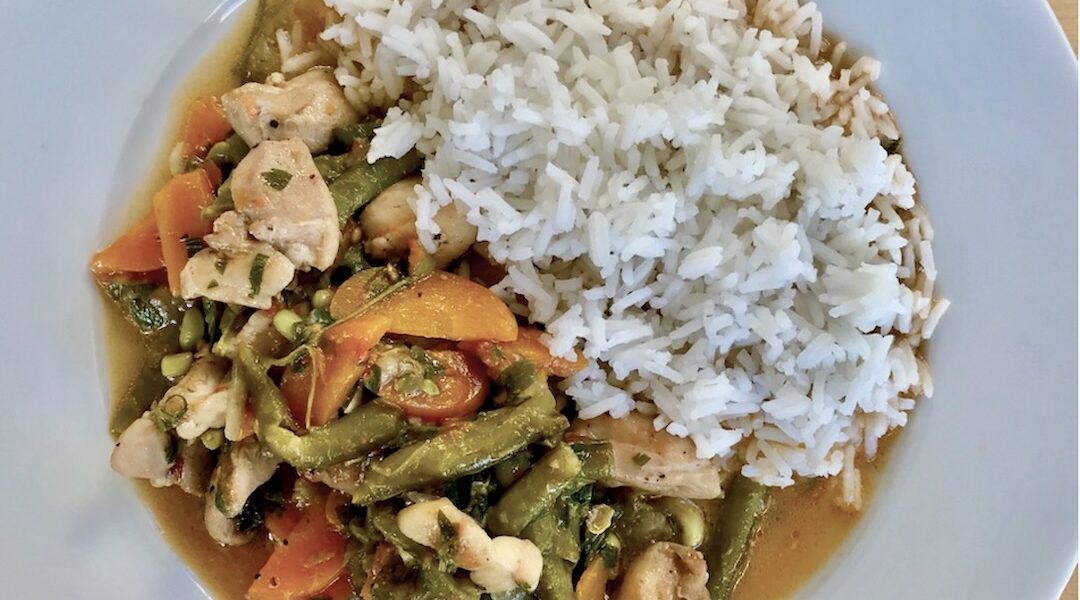 Kurczak w kawałkach smażony, a następnie duszony z warzywami na koniec doprawiony kwaśną śmietaną.