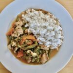 Kurczak w kawałkach smażony, a następnie duszony z warzywami na koniec doprawiony kwaśną śmietaną.