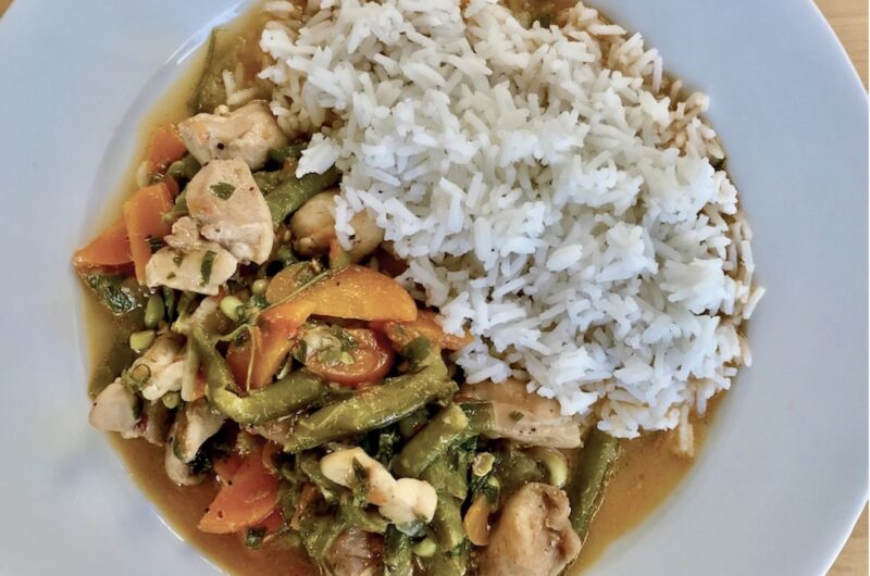 Kurczak w kawałkach smażony, a następnie duszony z warzywami na koniec doprawiony kwaśną śmietaną.