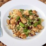 Krótko smażony na woku kurczak z kruchymi zielonymi szparagami, szynką i makaronem orzo.