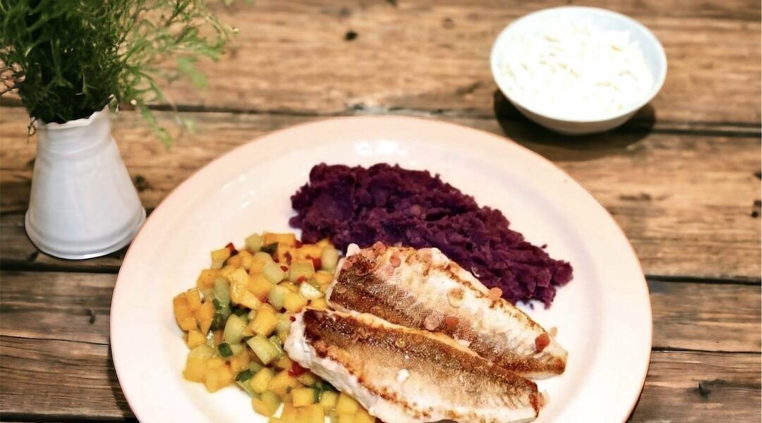 Kurek pieczony, czyli filet rybny krótko smażony z obu stron, a następnie podany ze słodko pikantną salsą z mano i fioletowymi ziemniakami.