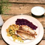 Kurek pieczony, czyli filet rybny krótko smażony z obu stron, a następnie podany ze słodko pikantną salsą z mano i fioletowymi ziemniakami.