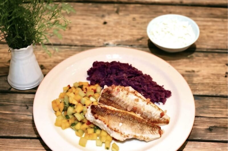 Kurek pieczony, czyli filet rybny krótko smażony z obu stron, a następnie podany ze słodko pikantną salsą z mano i fioletowymi ziemniakami.