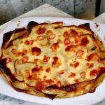 Lasagne z grzybami, czyli płaty makaronu przełożone grzybami oraz świetnie doprawionym mięsem mielonym podane z sosem grzybowym ze świeżych prawdziwków.