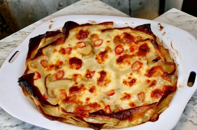 Lasagne z grzybami, czyli płaty makaronu przełożone grzybami oraz świetnie doprawionym mięsem mielonym podane z sosem grzybowym ze świeżych prawdziwków.