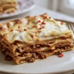 Lasagne z mięsem to płaty makaronu przekładane z mięsem mielonym duszonym z dodatkiem przesmażonych drobno krojonych warzyw i przypraw, a następnie w całości zapieczone z serem.