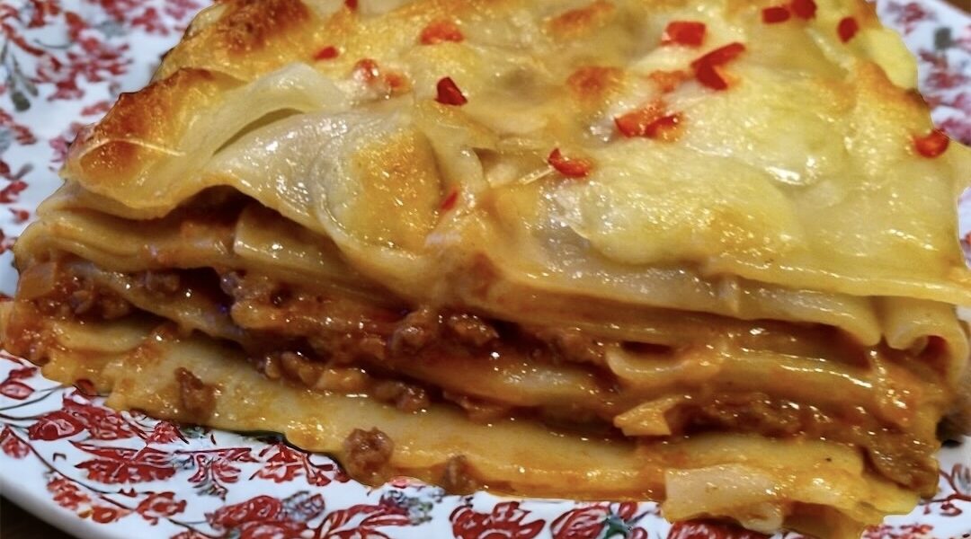 Lasagne z mięsem to płaty makaronu przekładane z mięsem mielonym duszonym z dodatkiem przesmażonych drobno krojonych warzyw i przypraw, a następnie w całości zapieczone z serem.