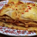 Lasagne z mięsem to płaty makaronu przekładane z mięsem mielonym duszonym z dodatkiem przesmażonych drobno krojonych warzyw i przypraw, a następnie w całości zapieczone z serem.