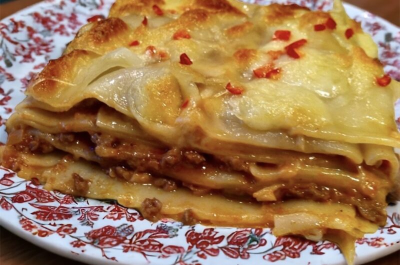 Lasagne z mięsem to płaty makaronu przekładane z mięsem mielonym duszonym z dodatkiem przesmażonych drobno krojonych warzyw i przypraw, a następnie w całości zapieczone z serem.