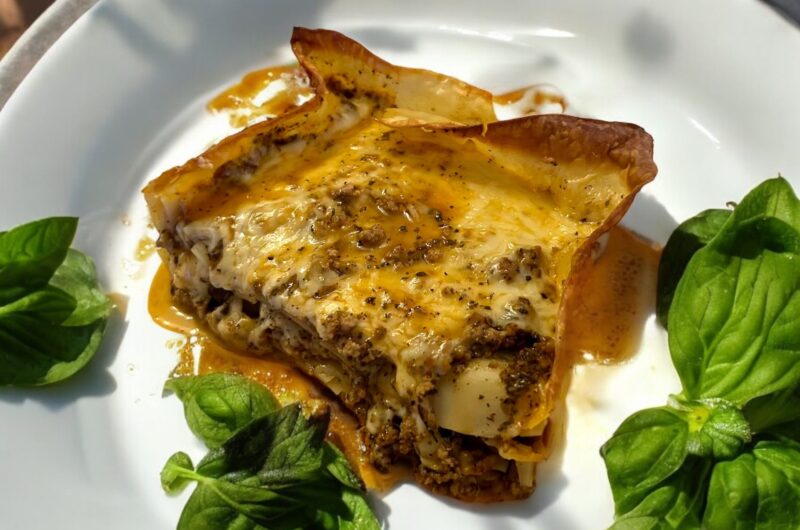 Lazania czyli płaty makaronu przekładane mięsem mielonym duszonym w pomidorach z suszonymi przyprawami, a następnie zapiekana z serem w środku i na wierzchu.