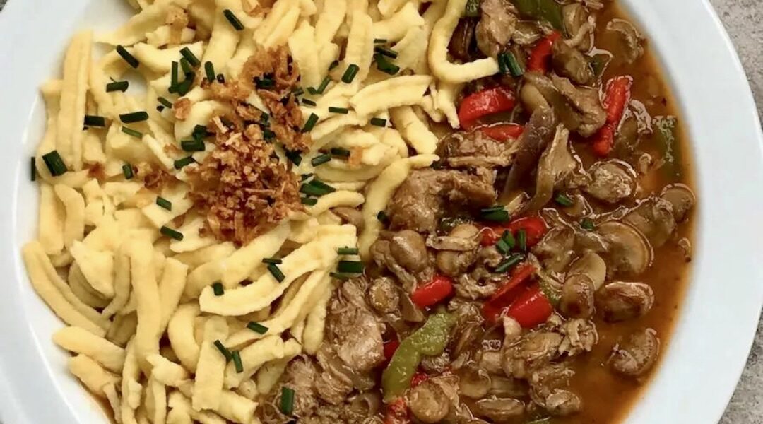 Gulasz na bazie mięsa pozostałego z obiadu z dnia poprzedniego przygotowany na winie z dodatkiem cebuli, pieczarek i świeżej papryki doprawiony mieloną papryką.