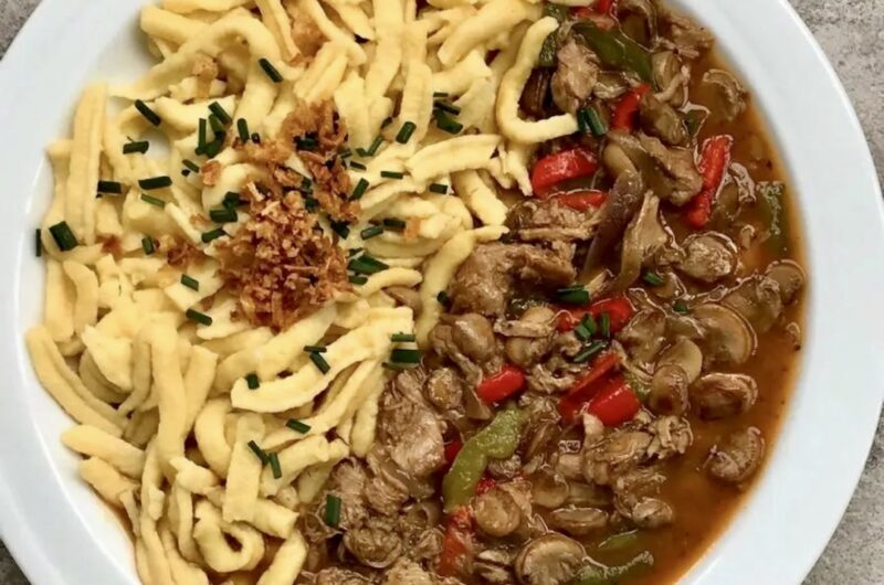 Gulasz na bazie mięsa pozostałego z obiadu z dnia poprzedniego przygotowany na winie z dodatkiem cebuli, pieczarek i świeżej papryki doprawiony mieloną papryką.