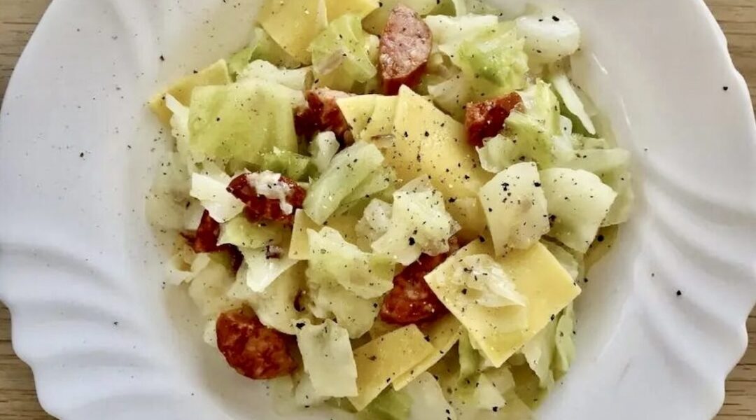 Łazanki z kiełbasą to potrawka ze świeżego makaronu, gotowanej siekanej białej kapusty, smażonej krojonej kiełbasy z dodatkiem cebuli i czarnego pieprzu.