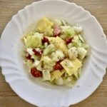 Łazanki z kiełbasą to potrawka ze świeżego makaronu, gotowanej siekanej białej kapusty, smażonej krojonej kiełbasy z dodatkiem cebuli i czarnego pieprzu.