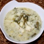 Letnia zupa jarzynowa na bulionie ze skrzydełek kurczaka przyrządzona z dodatkiem kalafiora, ziemniaków i fasolki szparagowej zabielona kwaśną śmietaną.