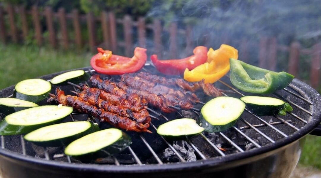 Przykłady co, jak i w jaki sposób można wrzucić na ruszt podczas długiego lata, aby letnie grillowanie pozostało na długo w pamięci.