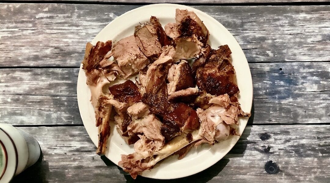 Łopatka jagnięca w czosnku i przyprawach przygotowana z pieca, finalnie krojona na duże kawałki razem z kośćmi.