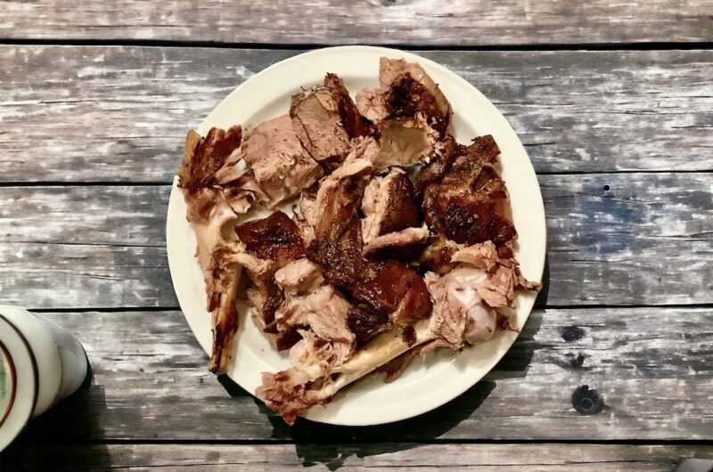 Łopatka jagnięca w czosnku i przyprawach przygotowana z pieca, finalnie krojona na duże kawałki razem z kośćmi.